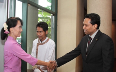An immeasurable delightful moment” Hotel General Manager Saman Sarathchandra welcomes and greets Daw Aung San Suu Kyi, Nobel Peace Prize Laureate (chairperson of the National League for Democracy in Burma)