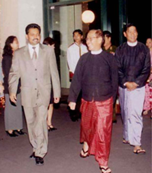 Saman Sarathchandra greets and welcomes Prime Minister of the Union of Myanmar H.E. Soe Win  (2006)