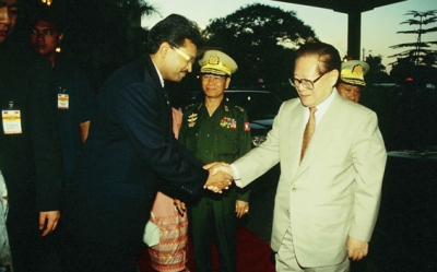 From right to left – Chinese President H.E. Jiang Zemin, Prime Minister of the Union of Myanmar H.E. Khin Nyunt and Saman Sarathchandra