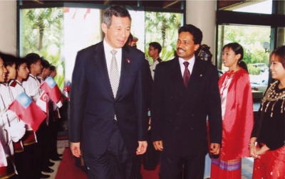 “An honorable moment” Singapore Prime Minister H.E.  Lee Hsien Loong is welcomed by Saman Sarathchandra