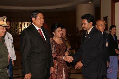 Saman Sarathchandra shakes hand with Madam Kristiani Herawati Susilo Bambang Yudhoyono. 