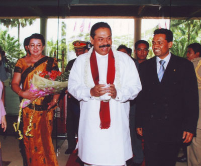 Saman Sarathchandra with H.E. President Mahinda Rajapaksa in June 2009