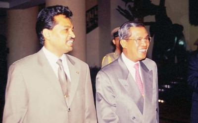 Cambodian Prime Minister H.E. Samdech Hun Sein is welcomed by Saman Sarathchandra