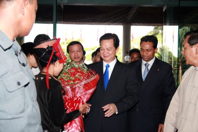 H.E Mr. Nguyen Tan Dung, Prime Minister of the Socialist Republic of Vietnam is welcomed by Saman Sarathchandra