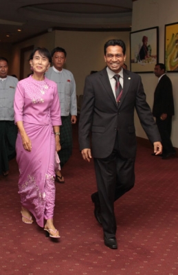 Saman Sarathchandra, Sedona Hotel General Manager,  welcomes Daw Aung San Suu Kyi, Nobel Peace Prize Laureate