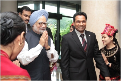 Appreciating the moment – Hotel General Manager Saman Sarathchandra with H.E. Manmohan Singh